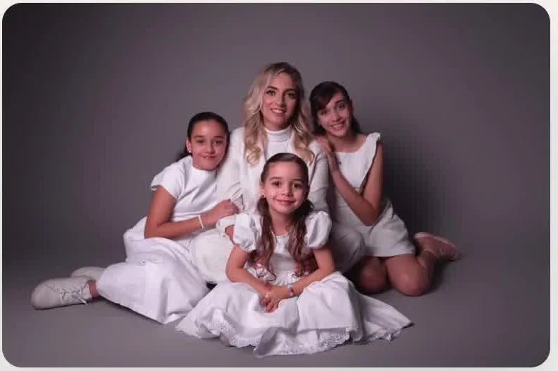 Daphne Lucchesi com suas três filhas